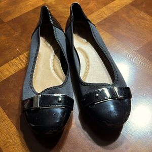 Women’s Sz 12b Dexflex Comfort Flats—Black with Silver buckle on top
